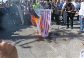 المیادین: تظاهرات کنندگان روز قدس پرچم‌های آمریکا و اسرائیل را به آتش کشاندند