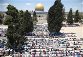 150 هزار فلسطینی در آخرین نماز جمعه ماه رمضان مسجد الاقصی شرکت کردند+تصاویر