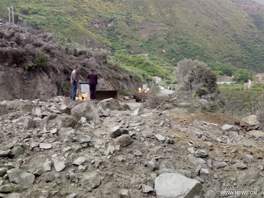 یاسوج|رانش کوه 3 محور ارتباطی کهگیلویه و بویراحمد را مسدود کرد