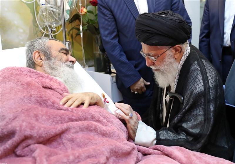 الإمام الخامنئی یزور آیة الله مظاهری الراقد فی المستشفى