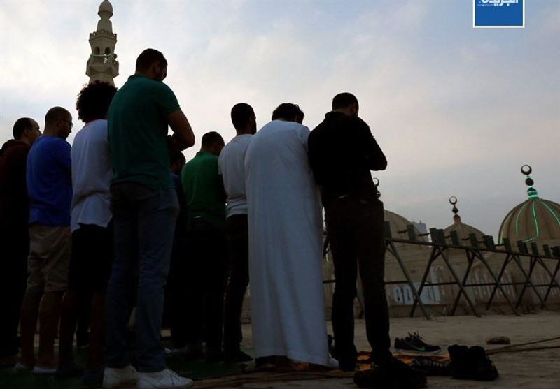 اقامه نماز عید فطر در خیابان‌های قاهره+تصاویر
