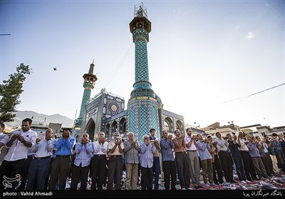اقامه نماز عید فطر در امامزاده صالح‌(ع)