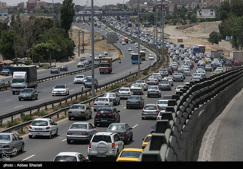 ترافیک نیمه سنگین در محورهای استان قم/ورود 385 هزار خودرو به قم