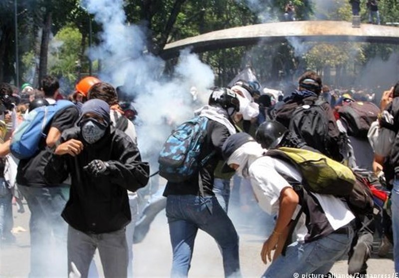 هواداران دولت ونزوئلا: مخالفان به یک پایگاه ارتش حمله کردند