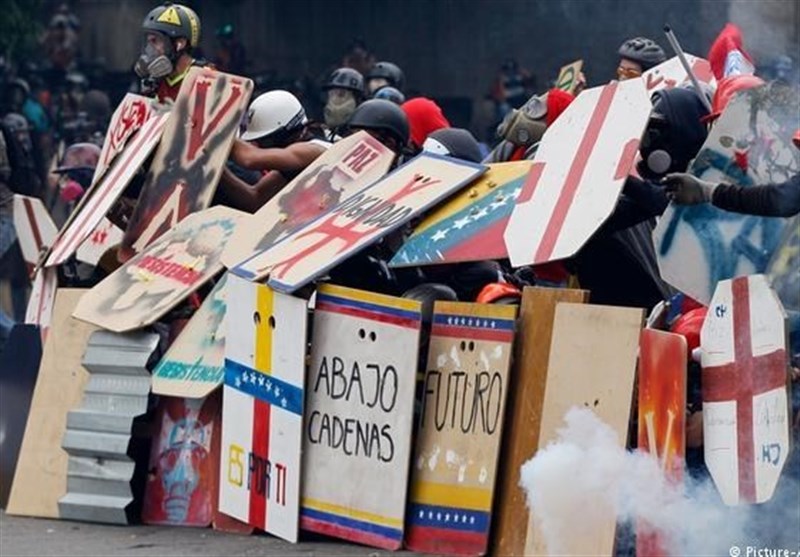 زور‌آزمایی مخالفان دولت ونزوئلا در کف خیابان + تصاویر