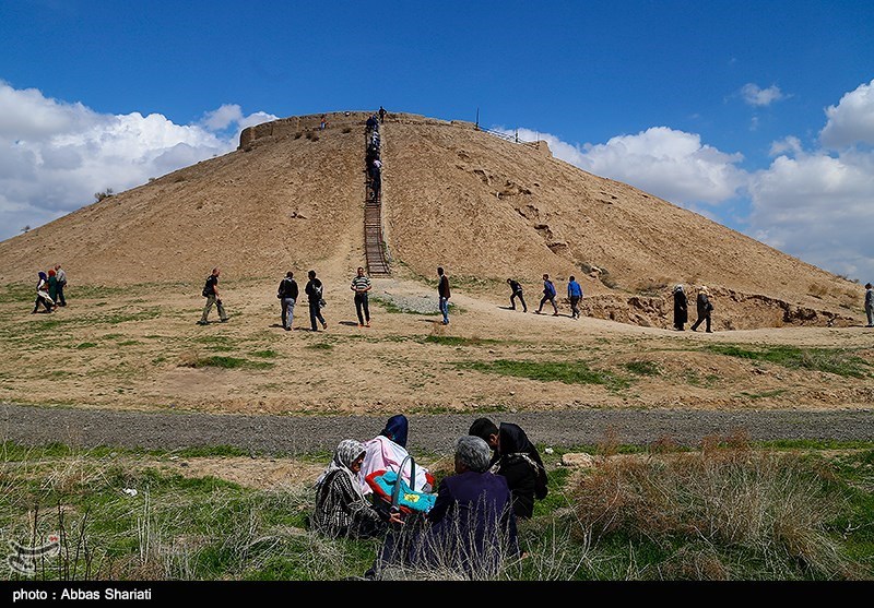Ozbaki Hill in Iran&apos;s Alborz