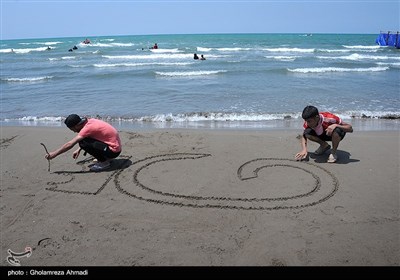 الإیرانیون یقضون عطلة عید الفطر على سواحل مازندران