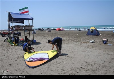 الإیرانیون یقضون عطلة عید الفطر على سواحل مازندران