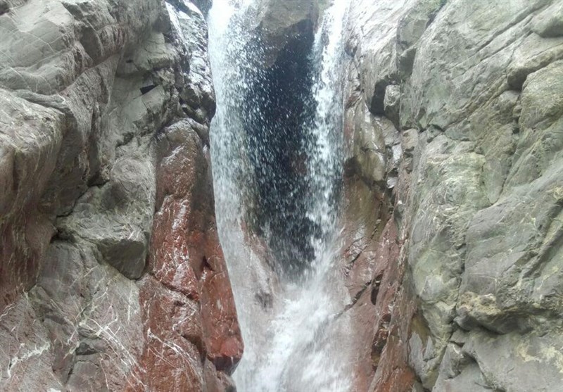 دوش آب سرد در آبشار&quot;قیزیل چیر&quot;خوی+تصاویر