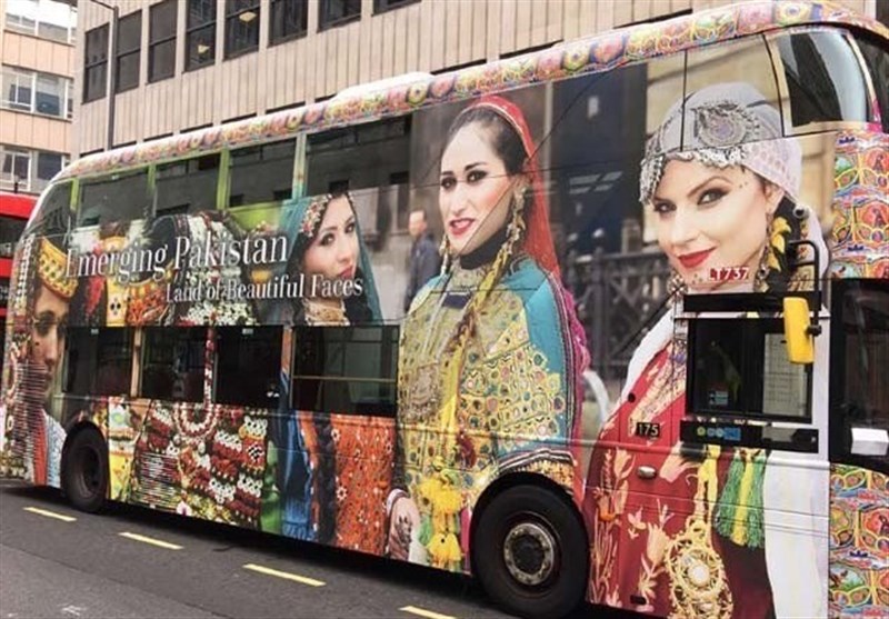برطانیہ میں خصوصی مہم &quot;ابھرتا ہوا پاکستان&quot; کا آغاز / لندن کی بسیں پاکستانی ثقافت کے رنگ میں رنگ گئیں
