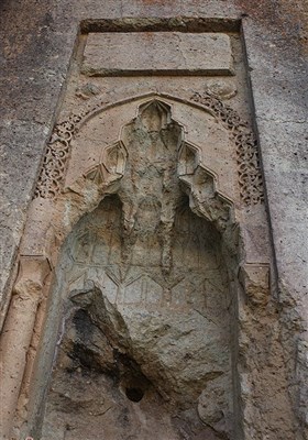 معبد داش کسن بنایی صخره‌ای-اماکن دیدنی شهر زنجان