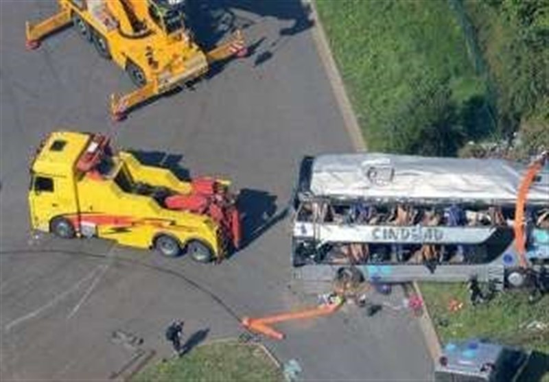 در تصادف اتوبوس با کامیون 17 نفر ناپدید شدند!