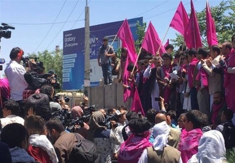 لزوم برکناری «حنیف اتمر»/ عاملان حمله به تظاهرات کنندگان خردادماه در کابل مجازات شوند + تصاویر