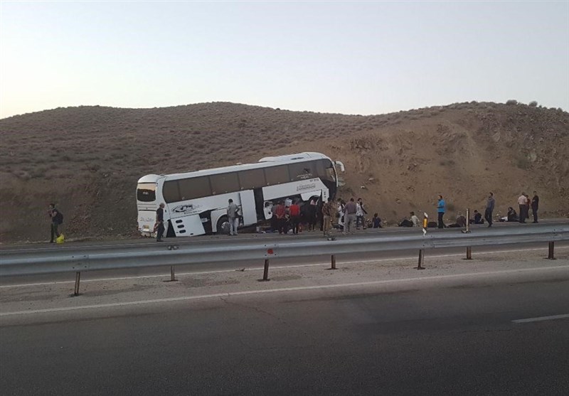 مصدومیت 21 نفر در سانحه برخورد اتوبوس به کوه در آزادراه اصفهان- کاشان