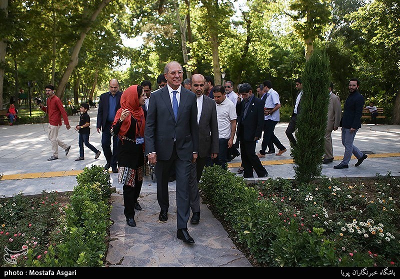 ادای احترام به شهدای شیمیایی توسط احمد اوزونجو  مدیرکل سازمان منع سلاح های شیمیایی