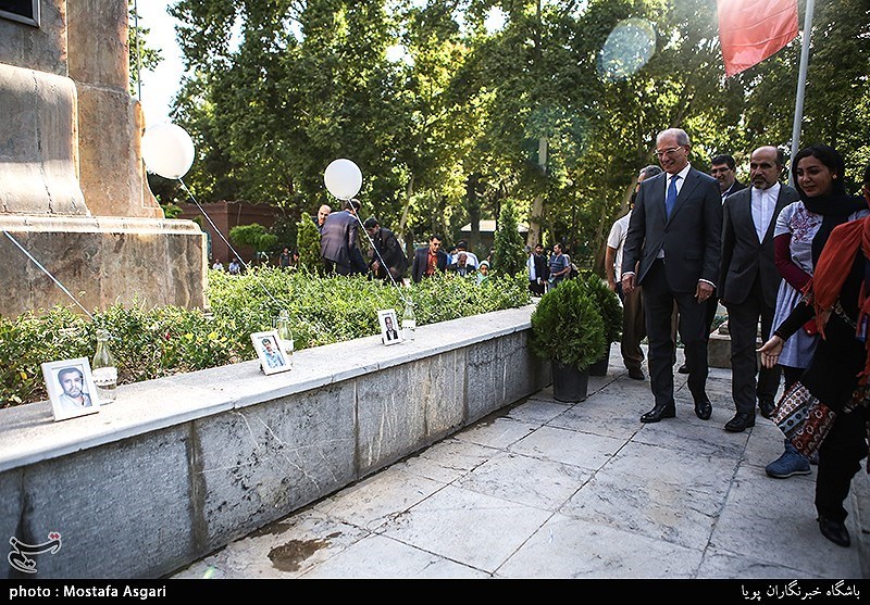 ادای احترام به شهدای شیمیایی توسط احمد اوزونجو  مدیرکل سازمان منع سلاح های شیمیایی