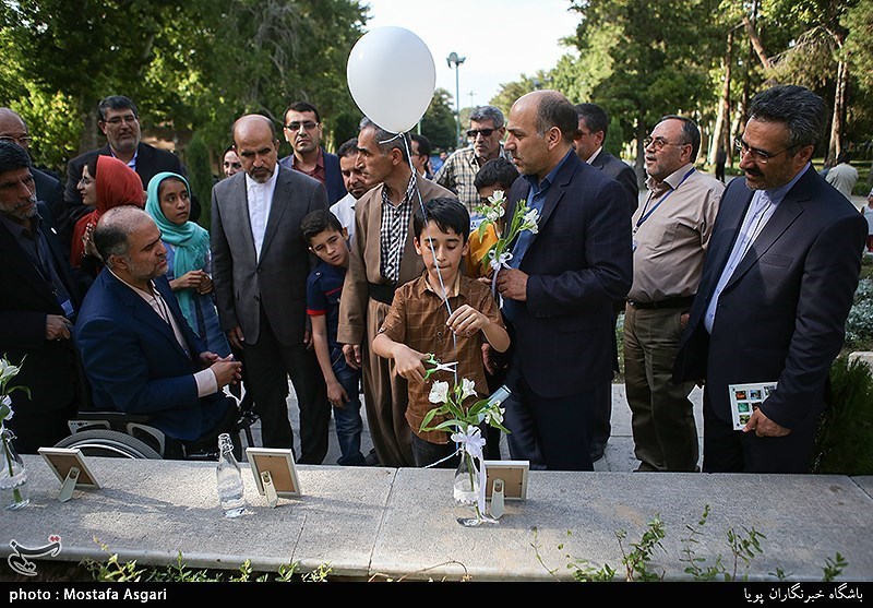 ادای احترام به شهدای شیمیایی توسط احمد اوزونجو  مدیرکل سازمان منع سلاح های شیمیایی