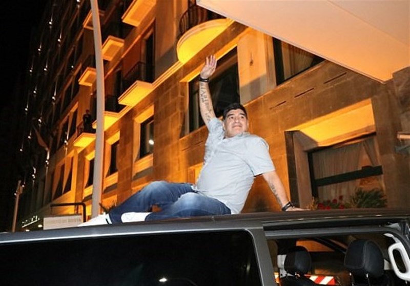 ابراز احساسات مارادونا روی سقف اتومبیل + تصاویر