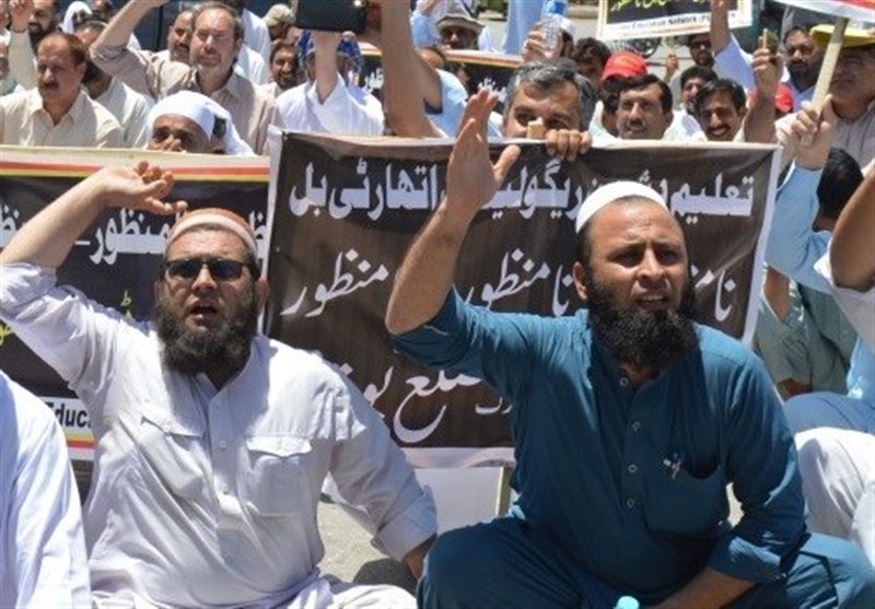 تظاهرات در ایالت «خیبرپختونخوا» علیه توهین به اقوام پشتون در تلویزیون ملی پاکستان+فیلم