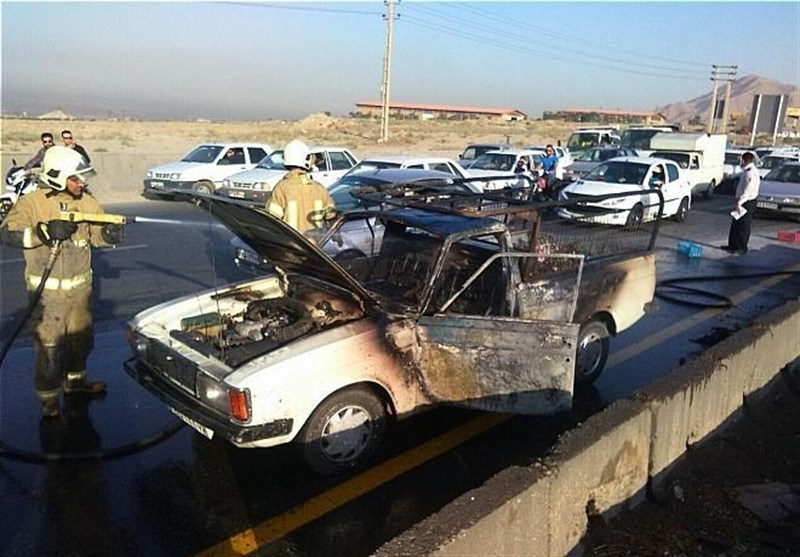 متواری شدن راننده وانت پس از واژگونی و آتش‌سوزی خودرو + تصاویر