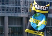 7 Arrested after Unfurling &apos;Resist&apos; Banner at Chicago&apos;s Trump Tower