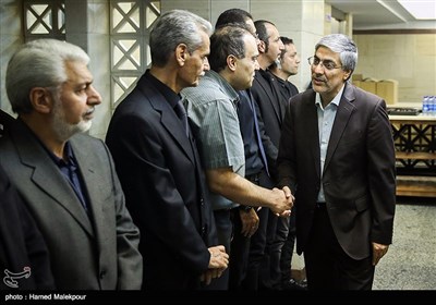 کیومرث هاشمی رئیس کمیته ملی المپیک در مراسم ختم مرحوم عطاءالله بهمنش