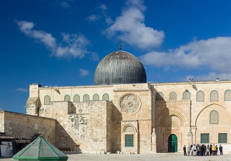 الفلسطینیون یتوافدون الى المسجد الأقصى رغم الإجراءات الصهیونیة
