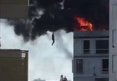 نجات مرد از ساختمان در حال سوختن با قلاب جرثقیل + عکس و فیلم