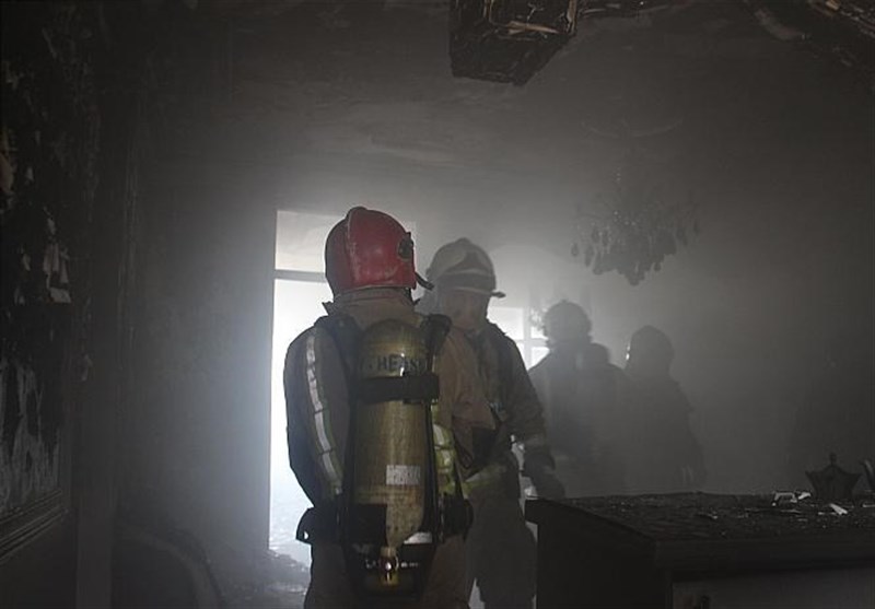 نجات 6 نفر از میان شعله‌های سرکش آتش در خیابان ری + تصاویر