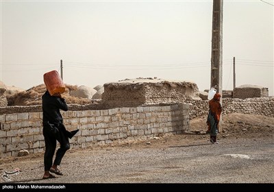 روستای خاک سفید و روستاهای اطراف شهرستان هیرمند سیستان در آستانه بحرانی شدید قرار دارد.مردم این روستا و روستاهای اطراف آن چندین سال است با کمبود آب مواجه اند. امسال طوفان ، گرد و خاک و ریزگرد به این بحران اضافه شده و اهالی شهرستان هیرمند را در معرض خطر جدی قرار داده است.تنها راه کار در حال انجام ، آبرسانی به مردم این روستاها با تانکر آب بوده است.