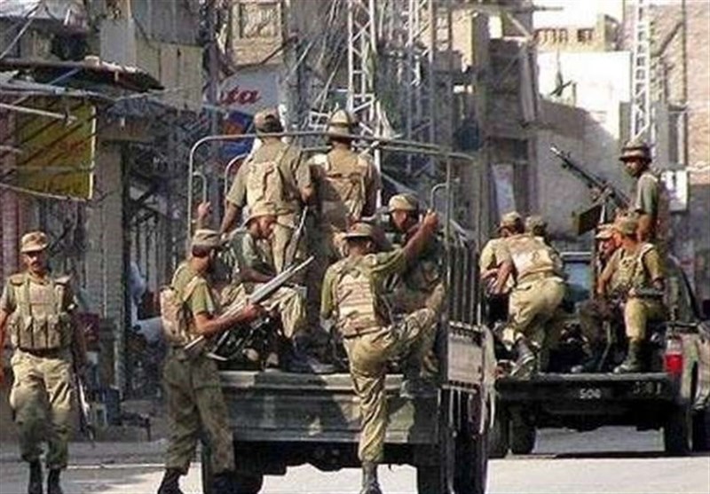 پشاور: سیکیورٹی فورسز کی گاڑی پر خودکش حملہ، 2 اہلکار شہید، 6 زخمی