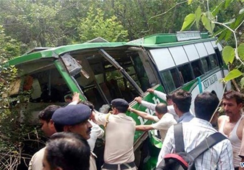 سقوط اتوبوس زائران هندی به دره با 16 کشته