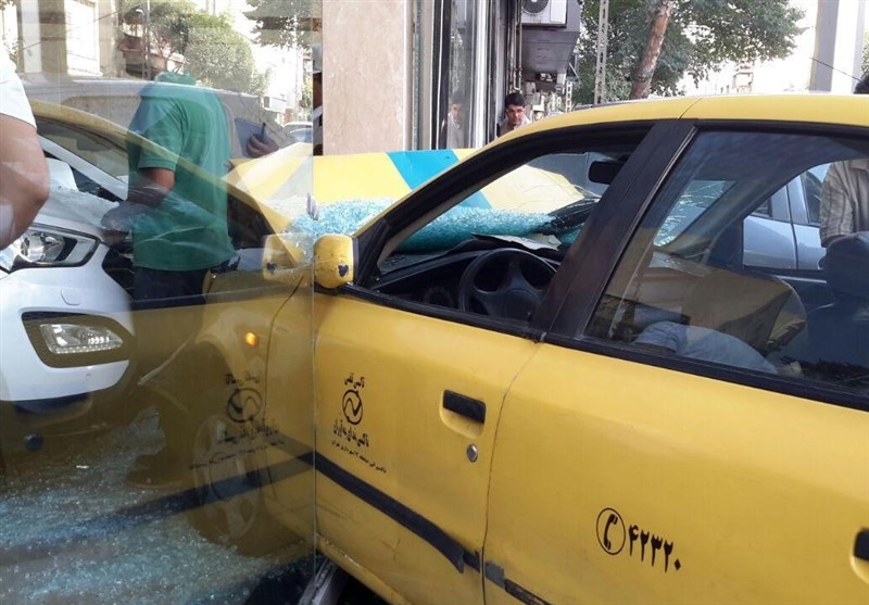 ورود ناگهانی تاکسی به نمایشگاه اتومبیل در خیابان اسکندری + تصاویر