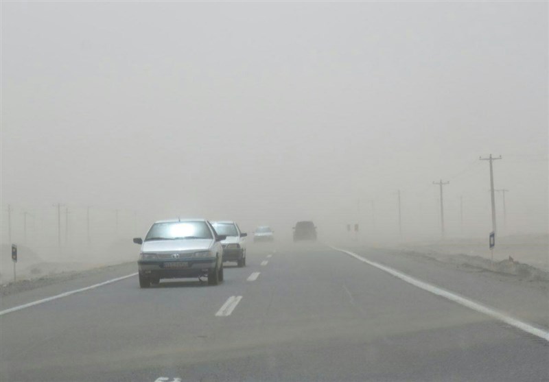 کرمان| وزش باد باعث کاهش دید در جاده‌های جنوب کرمان شد