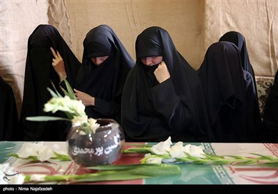وداع خانواده سه شهید دفاع مقدس با پیکرهای فرزندانشان - مشهد
