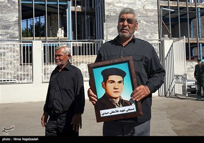 وداع خانواده سه شهید دفاع مقدس با پیکرهای فرزندانشان - مشهد