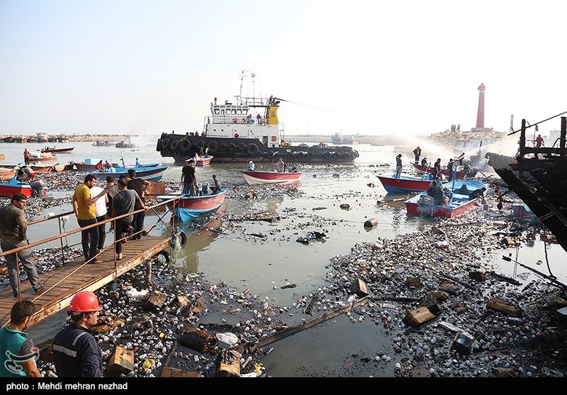 25 Vessels Damaged by Fire in Iran’s Southern Port: Official (+Photos)