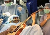 پزشکان مغز یک نوازنده را حین گیتارزدن جراحی کردند