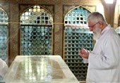 رهبر انقلاب غبارروبی ضریح امام رضا 3