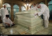 تقریر مصور .. مراسم اماطة الغبار عن ضریح الإمام الرضا (ع) المطهر بمشارکة قائد الثورة الاسلامیة