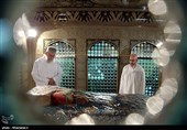 تقریر مصور .. مراسم اماطة الغبار عن ضریح الإمام الرضا (ع) المطهر بمشارکة قائد الثورة الاسلامیة
