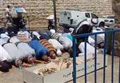Palestinians Continue Praying Outside Al-Aqsa; Israel Injures 20 in Al-Quds