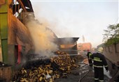 آتش‌سوزی کارخانه زغال قالب شهرستان کاشان مهار شد