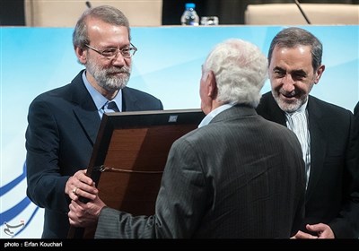 تقدیر از علی لاریجانی رئیس مجلس شورای اسلامی در همایش هیئت امنای دانشگاه‌ها و دانشکده‌های علوم پزشکی کشور
