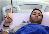حسن رحیمی زانوی مصدوم خود را جراحی کرد