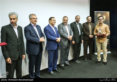 تقدیر از مجید هدایتی نسب خبرنگار خبرگزاری تسنیم در اختتامیه جشنواره نانو و رسانه