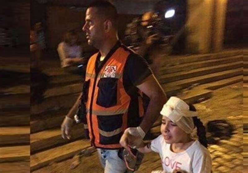Palestinian Journalists, Medics, Little Girl Injured in Al-Aqsa Clashes