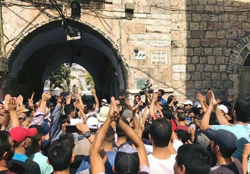 هزاران فلسطینی تکبیرگویان وارد مسجدالاقصی شدند+عکس