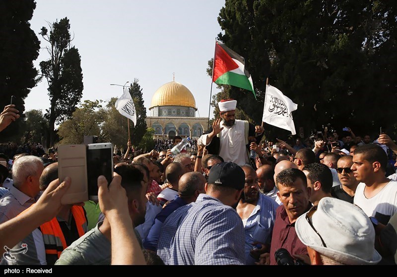 فیدیو نادر.. الفلسطینیون یدخلون المسجد الأقصى رغما عن الاحتلال
