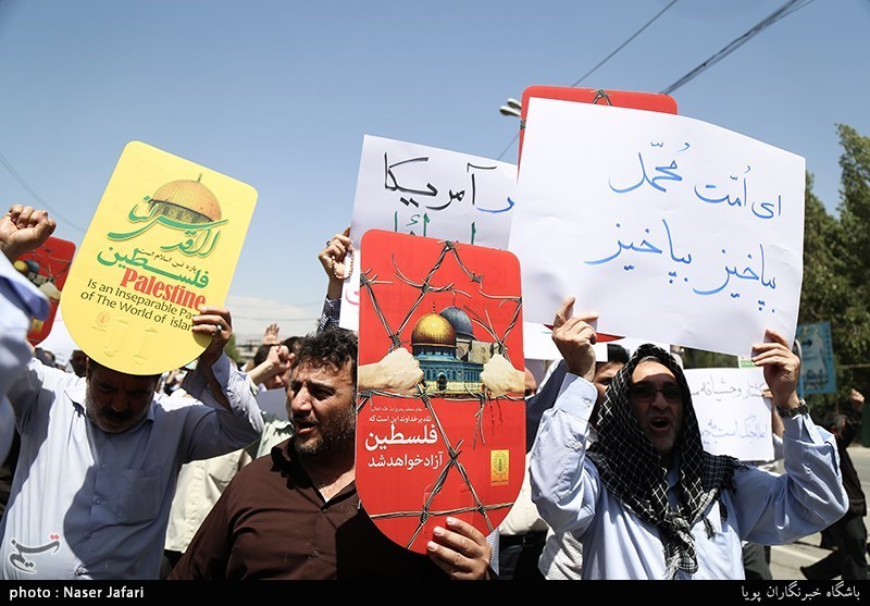 دانشجویان همراه با اقشار مختلف مردم مشهد در تظاهرات ضد آمریکایی- صهیونیستی شرکت می‌کنند